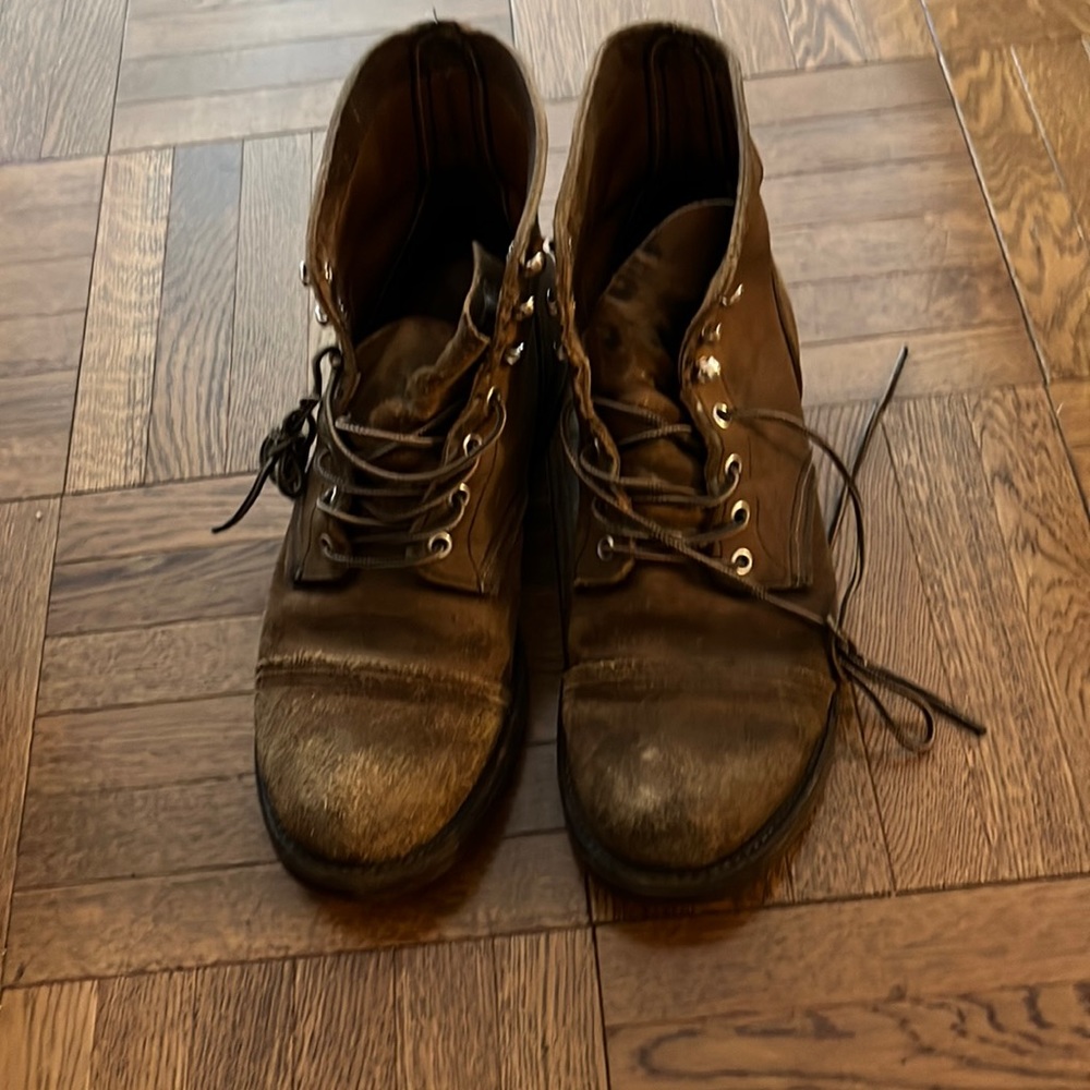 Red Wings. Made in USA. 9 1/2 D (Model 8113)
